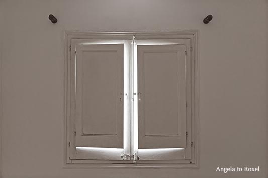 Fotografie: inside, Fensterladen von innen, Fenster, etwas geöffnet, Licht dringt in den weiß gestrichenen Raum | Ihr Kontakt: Angela to Roxel