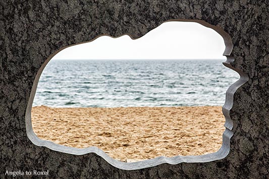 Föhr-Skulptur am Südstrand, Steinmetz Markus Thiessen, Umriss der Insel Föhr, dahinter Strand und Meer, Wyk auf Föhr, Oktober 2016