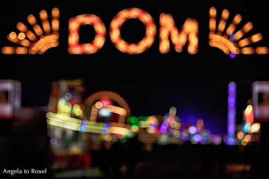 Fotografie: Hamburger Dom, Eingang zum Volksfest auf dem Heiligengeistfeld am Abend, bunte unscharfe Lichter in der Nacht - Hamburg, November 2016