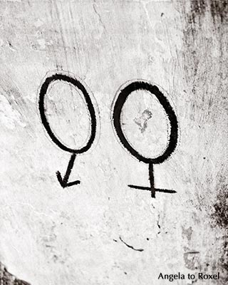Fotografie: Zeichen, Symbole für weiblich und männlich, Graffiti auf einer Mauer in Jerusalem, analog, schwarzweiß, Israel 1980 | A. to Roxel