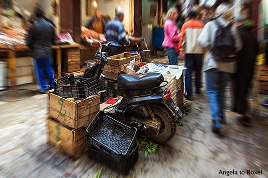 Parkplatz, Roller parkt in einer Lücke zwischen Kisten auf dem Markt in den Souks von Fès - Marokko 2013