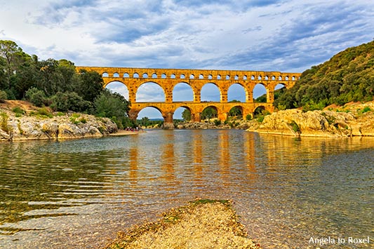 Pont du Gard, römisches Aquädukt über den Gardon im Abendlicht, Abendstimmung am Fluss, Languedoc-Roussillon, Frankreich