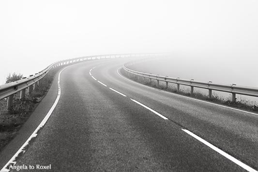 Fotografien kaufen: Road to nowhere, Kurve, Straße im Nebel, Atlanterhavsveien, Atlantic Ocean Road im Nebel, schwarzweiß, Norwegen | Angela to Roxel