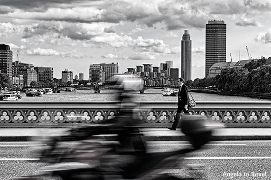 Rollerfahrer und Fußgänger auf der Westminster Bridge, Bewegungsunschärfe, schwarzweiß, im Hintergrund die Themse mit Skyline - London 2014