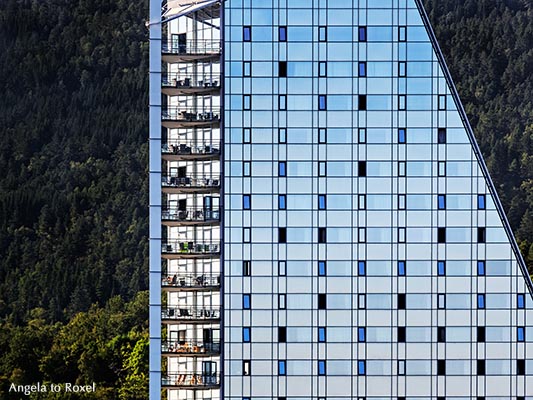 Das Scandic Seilet Hotel am Romsdalsfjord in Molde, gebaut in Form eines Segels, Architekt Kjell Kosberg, Molde, Møre og Romsdal, Norwegen