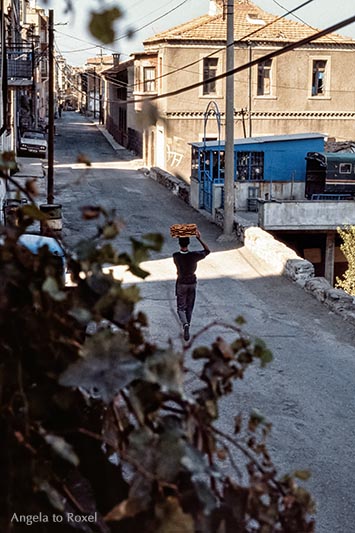 Simitverkäufer geht mit einem Tablett Sesamkringel auf dem Kopf durch die Şehit Nihat Bey Caddesi, Karataş, Nähe Asansör, analog - Izmir, Türkei 1986