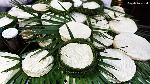 Fotografie: "Alles Käse!", Ziegenkäse auf Palmblättern, Marktstand in den Souqs von Fès, Altstadt von Fès, Marokko - Ihr Kontakt: Angela to Roxel