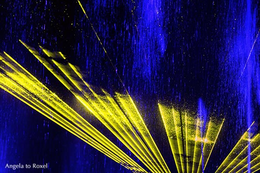 Fotografie: Sunshine through the rain - Gelbe Laserstrahlen durch Wasserfontainen in der Nacht, Lasershow AquaNight, Horn, Bad Meinberg, Dezember 2015