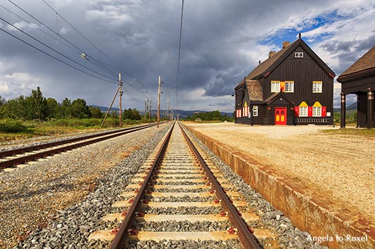 Fokstua station, Bahnsteig und Gleise, Architekt Erik Glosimodt, eröffnet 1921, Dovre, Oppland - Norwegen 2014