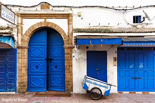 Hotelfassade mit blauen Türen in der Medina, der Altstadt von Essaouira, Hotel Riad Almadina - Essouira, Marokko 2014