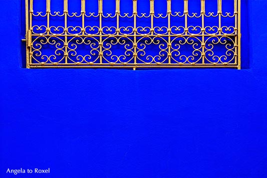 Detail einer blauen Wand des Musée Berbère in Yves Saint Laurents Jardin Majorelle in Marrakesch - Marokko 2014