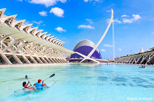 Besucher der City of Arts and Sciences in einem Kayak, dahinter das L'Àgora und El Pont de l'Assut de l'Or - Valencia 2016