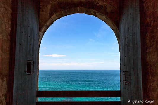 Fotografie: Fenster mit Ausblick auf das Meer im Fort La Latte, einer Burg nahe Cap Fréhel, Côte d’Émeraude, Smaragd-Küste, Bretagne 2012 - Bildlizenz