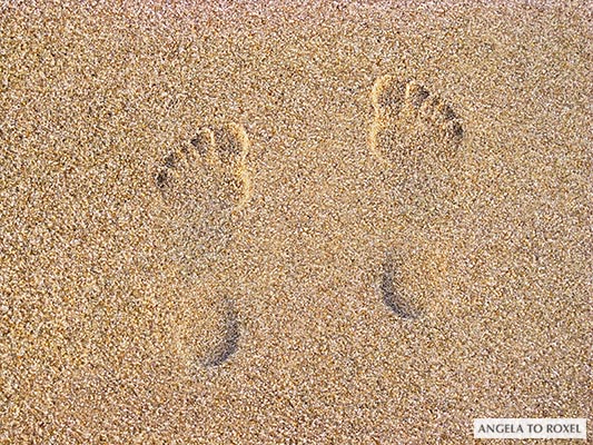 Fußabdruck im Sand, linker und rechter Fuß stehen nebeneinander, Strand am Roten Kliff - Sylt 2008