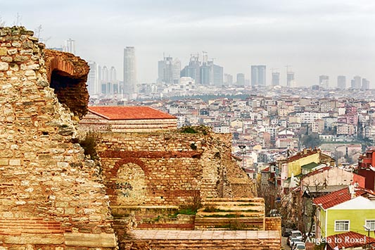 Fotografie: Istanbul, Blick von der alten Stadtmauer, vom 6. Hügel in Edirnekapı bis nach Levent, Istanbul 2014 - Architekturfotografie, Bildlizenz