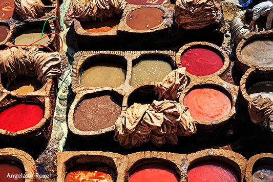 Fotografie: Färben von Leder in verschiedenen Farben, auch rot, traditionelle Handarbeit in einer Gerberei in der Altstadt, Medina von Fès - Marokko