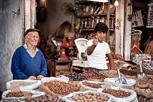 Marktstand in Haifa, Männer verkaufen Nüsse auf dem Bazar in Haifa, analog - Israel 1980