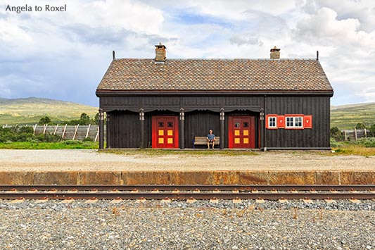 Fotografie: Mann sitzt auf einer Bank im Bahnhof, schaut auf die Gleise, Fokstua Station, Oppland, Norwegen | Kontakt: Angela to Roxel