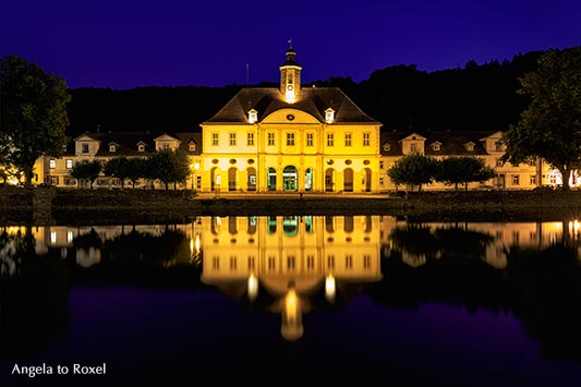 Fotografie: Rathaus am ehemaligen Hafenbecken, einst Pack- und Lagerhaus, beleuchtet, Langzeitbelichtung, Nachtaufnahme, Bad Karlshafen, Bildlizenz