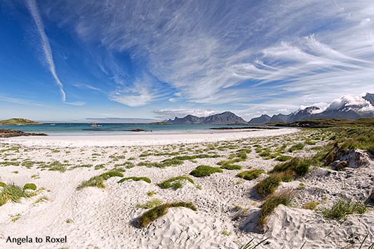 Strand bei Fredvang auf den Lofoten, Selfjorden, hinten die Bergkette von Flakstadoy, Fredvang, Insel Moskenesøya | Ihr Kontakt: Angela to Roxel