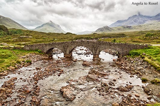 Die alte Steinbrücke Sligachan Bridge auf der Isle of Skye, im Hintergrund die Cullins unter Regenwolken, Schottland 2015 - Bildlizenz, Stockfoto