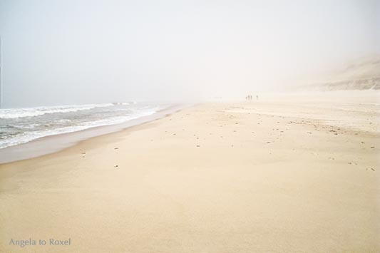 Fotografie: Spaziergänger im Nebel am Strand bei Wenningstedt, Nähe Rotes Kliff, Sylt | Landschaftsbilder - Ihr Kontakt: Angela to Roxel