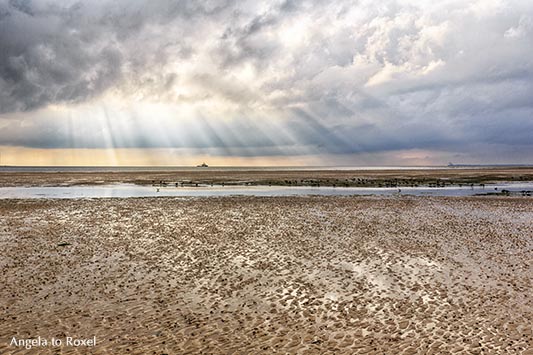 Herbstsonne über dem Nationalpark Wattenmeer bei Ebbe, Sonnenstrahlen brechen durch Wolken,  Nordseeküste bei Wyk auf Föhr, Schleswig-Holstein 2016