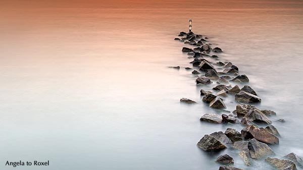 Langzeitbelichtung einer Buhne mit Seezeichen, Steinwall als Küstenschutz, Abendstimmung in Sellin auf Rügen, Ostseeküste, Mecklenburg-Vorpommern 2013