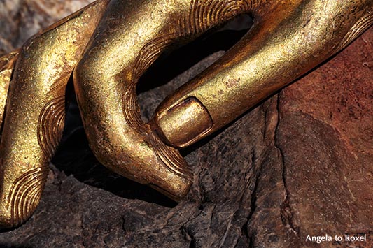 Fotografie: Eine goldene Hand liegt auf einem Felsen, der Zeigefinger berührt den Daumen, Mudra, Andalusien 2012 - Stockfoto, Bildlizenz erwerben