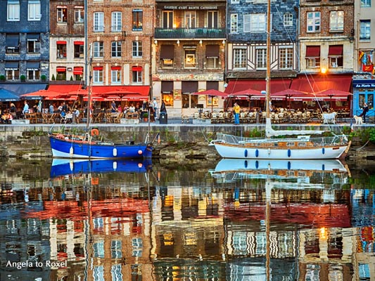 Reflexionen im Hafen von Honfleur, Häuser und Restaurants spiegeln sich im Wasser, Abendstimmung nach Sonnenuntergang - Normandie 2012