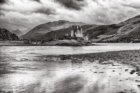 Landschaftsbilder kaufen: Eilean Donan Castle in der Nähe von Dornie am Loch Duich in den westlichen schottischen Highlands, monochrom, Schottland