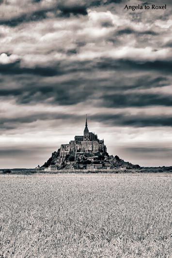 Fotografie: Gewitterstimmung, schwere Wolken am Mont Saint-Michel, davor ein Getreidefeld, schwarzweiß, koloriert, Manche, Normandie 2013- Bildlizenz