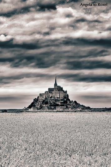 Fotografie: Gewitterstimmung, schwere Wolken am Mont Saint-Michel, davor ein Getreidefeld, schwarzweiß, koloriert, Manche, Normandie 2013- Bildlizenz