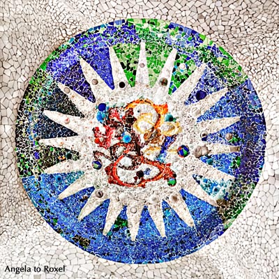 Fotografie: Mosaik-Sonne, Medallion an der Decke der Sala Hippostila. Park Güell, Modernismo, katalanischer Jugendstil, Antoni Gaudí, Barcelona