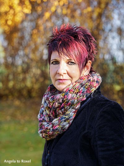 Fotografie: Portrait einer Frau mit roten Haaren und einem Schal in Herbstfarben, Halbfigur, Außenaufnahme im herbstlichen Garten - November 2012