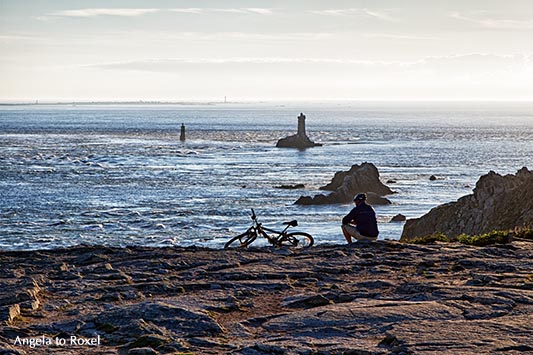 Fotografie Bilder kaufen: Pointe du Raz, Radfahrer sitzt an der Küste der Halbinsel Cap Sizun, schaut zu den Leuchttürmen, Finistère, Bretagne 2012