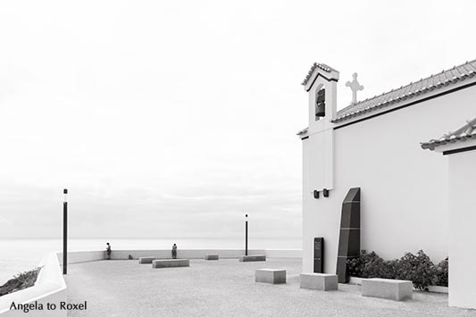 Melancholische Abendstimmung auf der Terrasse der kleinen Kirche "Nossa Senhora do Mar"  in Zambujeira do Mar, schwarzweiß, Alentejo - Portugal 2016