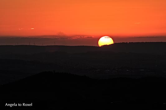 Sonnenuntergang auf dem Köterberg, Sonne geht unter hinter Hügeln, Abendstimmung, Gegenlicht - Lügde 2012