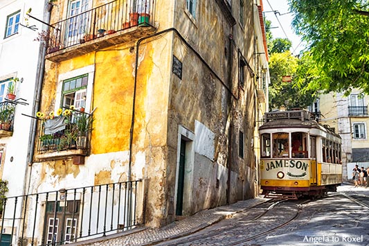 Fahrt mit der nostalgischen Straßenbahn, eléctrico, Linie 28, durch die Gassen der hügeligen Altstadt Alfama in Lissabon - Portugal 2016