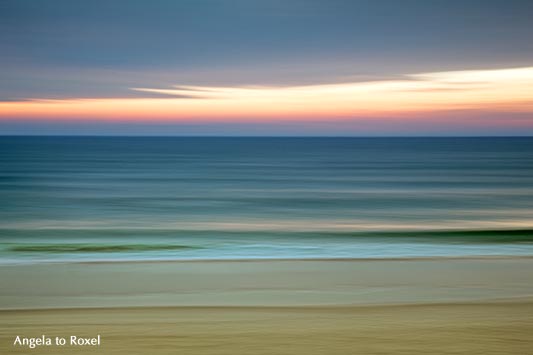 Sanfte Wellen spülen an den Strand, stimmungsvolle Langzeitbelichtung der Wellen bei Sonnenuntergang, Abendstimmung am Strand in Wenningstedt - Sylt