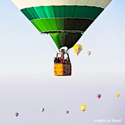Fahrt in einem Heißluftballon, Heißluftballonfahrer genießen die Aussicht in 1500 m Höhe, Abendstimmung über Warstein - Warsteiner Montgolfiade 2016