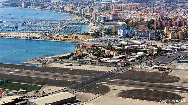 Blick vom Affenfelsen auf Gibraltar und die Winston-Churchill-Avenue, die die Landebahn des Flughafens kreuzt. Hier gilt: Luft- vor Bodenverkehr,