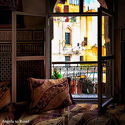 Marokkanische Kelim-Kissen auf einem Sitzplatz am Fenster mit Blick auf die Altstadt von Fès, älteste der vier Königsstädte - Fès-Meknès, Marokko 2013