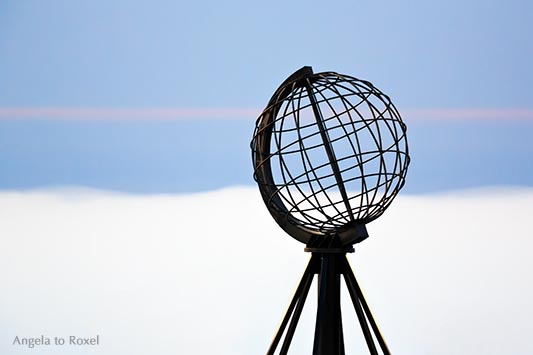 Fotografie: Weltkugel auf der Nordkap-Plattform in einer Mittsommernacht, Abendstimmung, Wolkenhimmel, Nordkapplatået, Magerøya, Finnmark, Norwegen