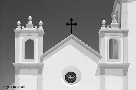 Detail der Kirche Nossa Senhora da Luz (Our Lady of the Light) in Praia da Luz, Strand des Lichts, schwarzweiß, Lagos, Algarve - Portugal 2016