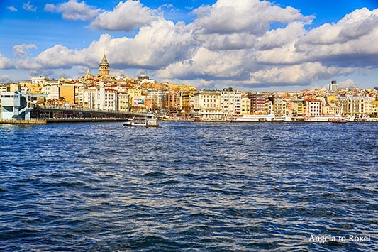 Blick von Eminönü über den Bosporus und die Galatabrücke zum Galataturm und dem Häusermeer von Karaköy, Beyoglu an einem Wintertag - Istanbul 2014