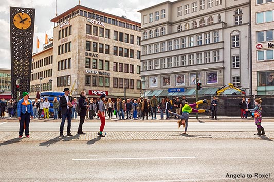 Spontanität in der City, Clowns und Musiker am Jahn-Platz, Alcina-Uhr, Samstag Mittag in der Innenstadt, spontan - Bielefeld, Ostwestfalen-Lippe 2016