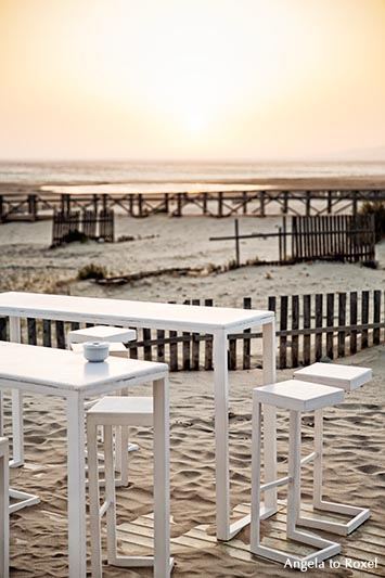 Fotografie: Strandbar in Tarifa, Tisch und Stühle, Sonnenuntergang in der südlichsten Stadt des europäischen Festlandes - Cádiz, Andalusien 2016