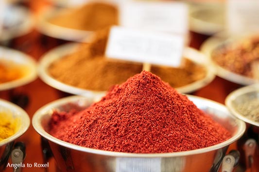 Fotografie: Tandoori Masala, Gewürzmischung der indischen Küche für das Marinieren von Fleischstücken auf einem Wochenmarkt, Andalusien, Spanien 2012