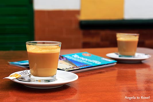 Fotografie: Reisepläne - Zwei Café cortado und ein Reiseführer auf einem Tisch in einer Bar - Roque de las Bodegas, Santa Cruz de Tenerife, Bildlizenz